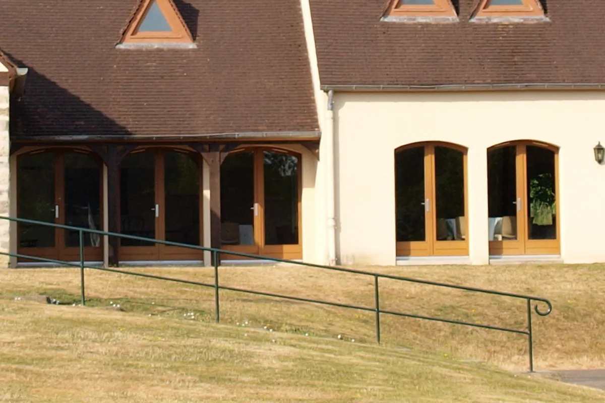 Baies vitrées en plein cintre alignées en façade