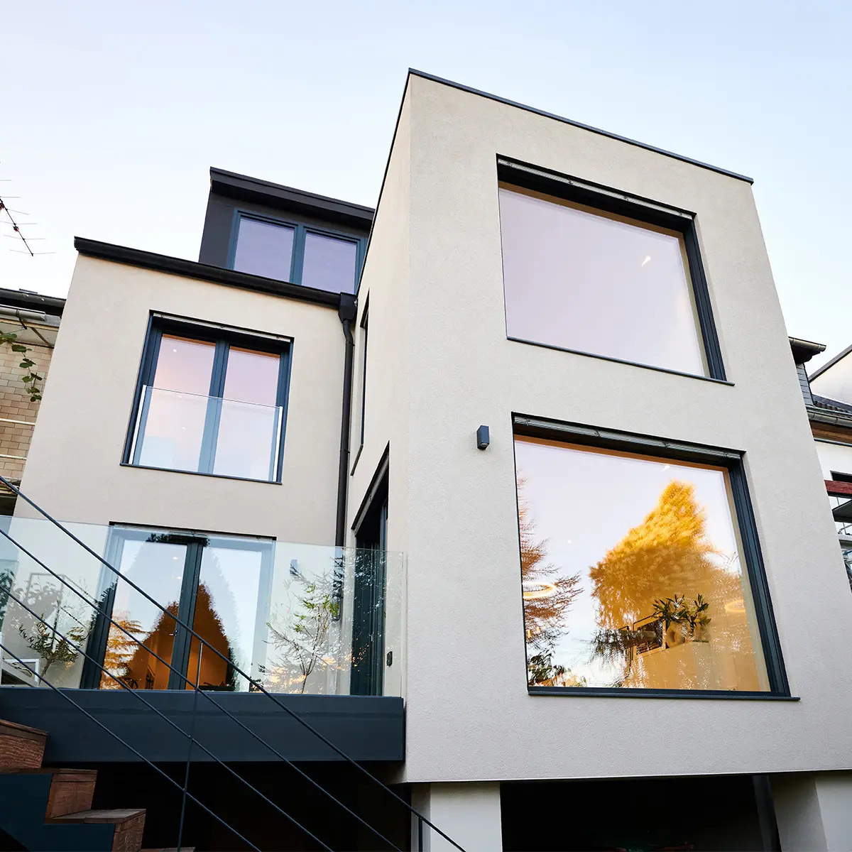 Façade contemporaine équipée de fenêtres aluminium à profilés anthracite