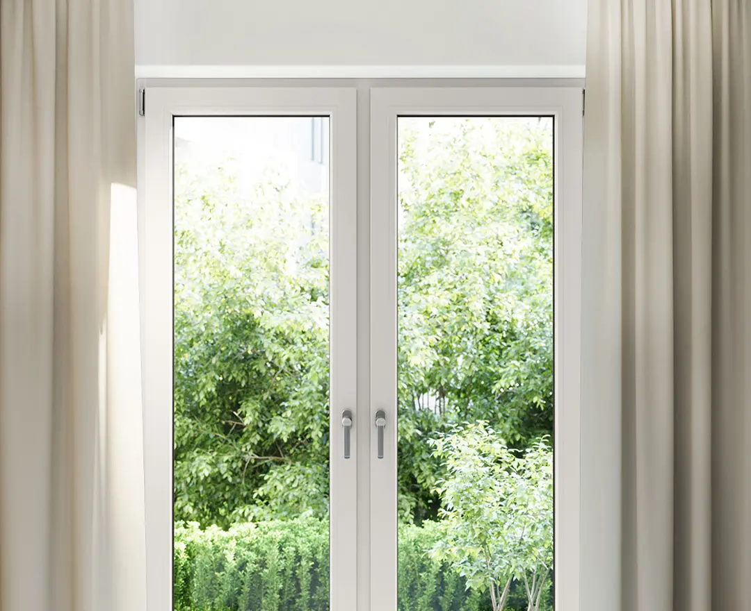 Porte-fenêtre PVC blanche ouvrant sur un jardin arboré