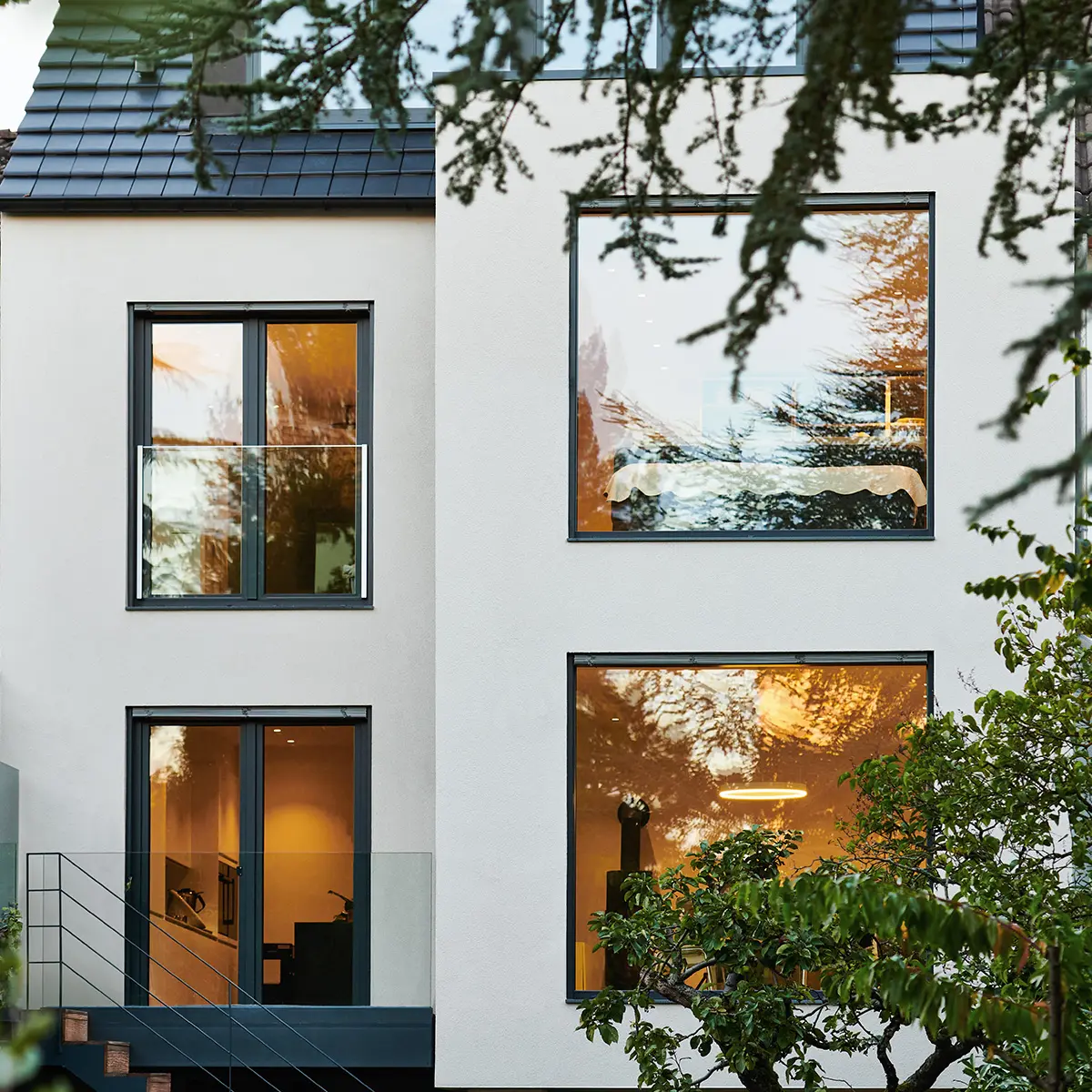 Maison contemporaine aux grandes baies vitrées à profilés fins