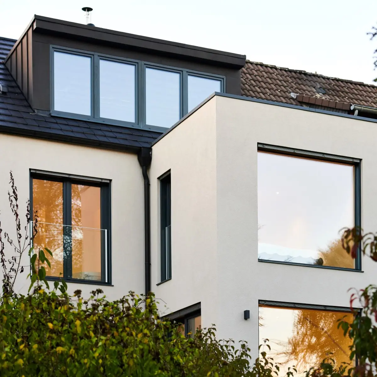 Maison de ville rénovée, fenêtres et lucarne à profilés anthracite