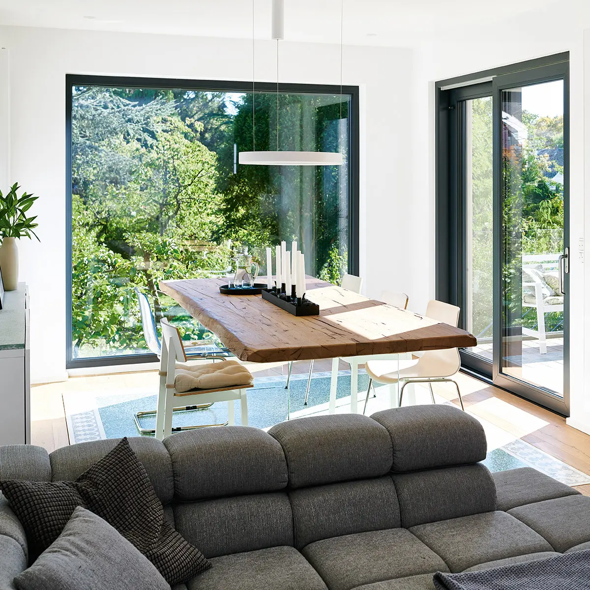 Séjour ouvert sur le jardin par une grande baie et un coulissant anthracite